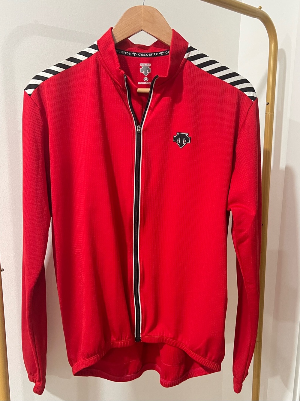 Descente Red Men’s Performance Zip Jacket - Picture 2 of 3